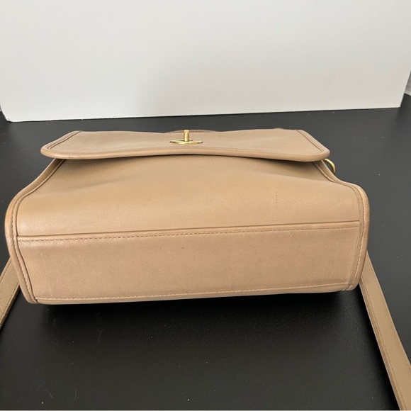 Vintage Coach Court Crossbody in Tan Leather - Picture 7 of 14